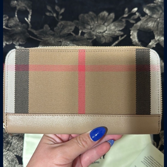 Burberry Women's Vintage Check E-Canvas Zip-Around Wallet - Picture 3 of 4
